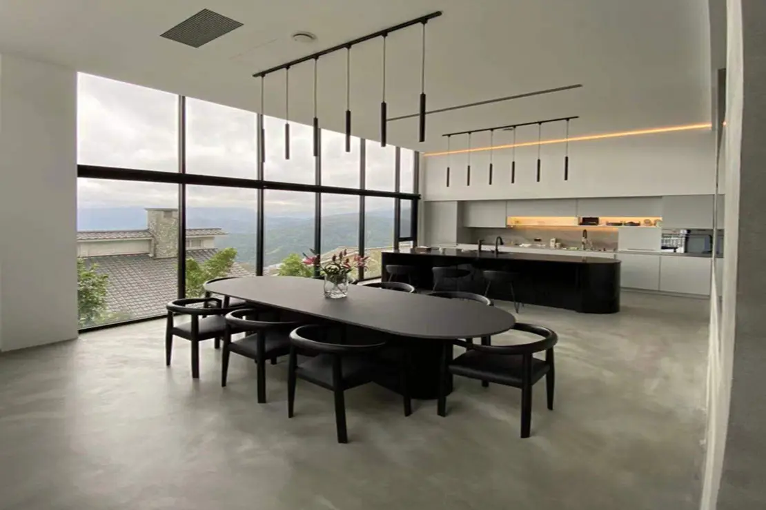 Comedor con diseño abierto hacia la cocina con piso de microcemento. Comedor con diseño abierto hacia la cocina con piso de microcemento.
