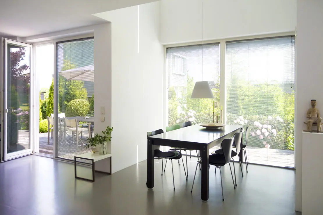 Sala de estar y comedor con piso de microcemento. Sala de estar y comedor con piso de microcemento.