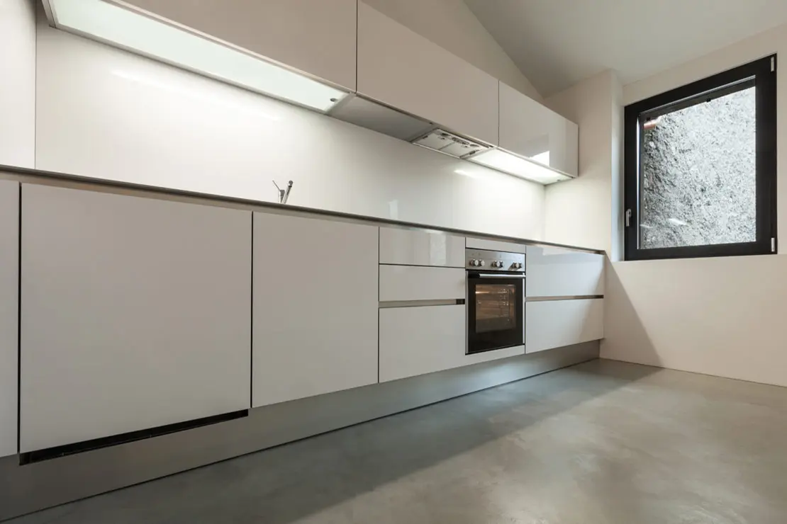 Cocina con piso de microcemento. Cocina con piso de microcemento.